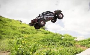 Traxxas Slash 4×4 Dirt Jumping [VIDEO]